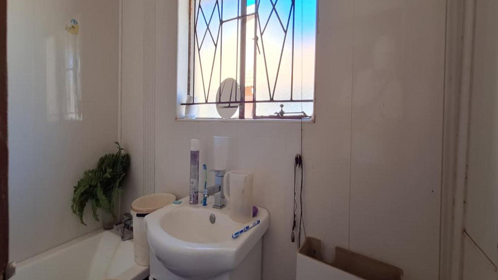 Bathroom 1 - 5 square meters of property in Sebokeng