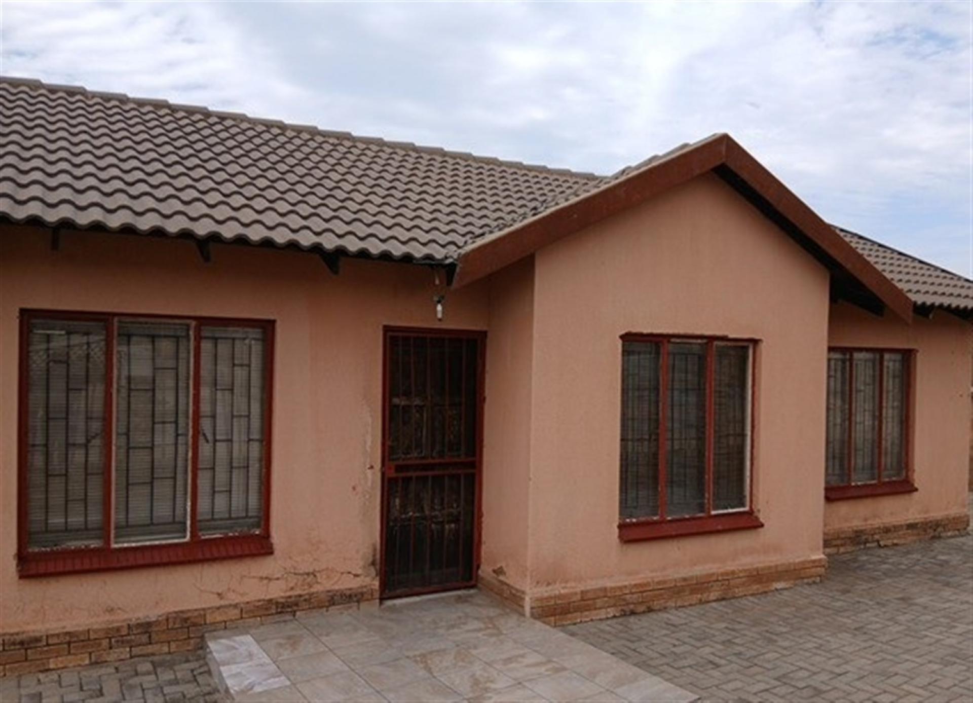 Front View of property in Tlhabane West