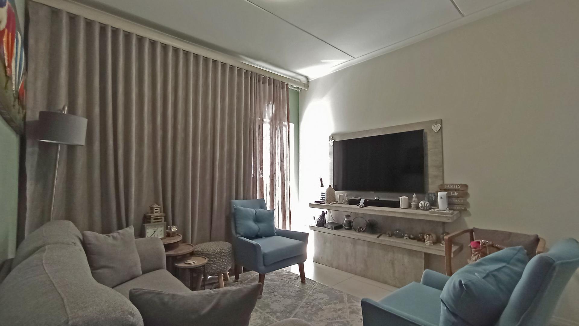 Lounges - 13 square meters of property in Erand Gardens