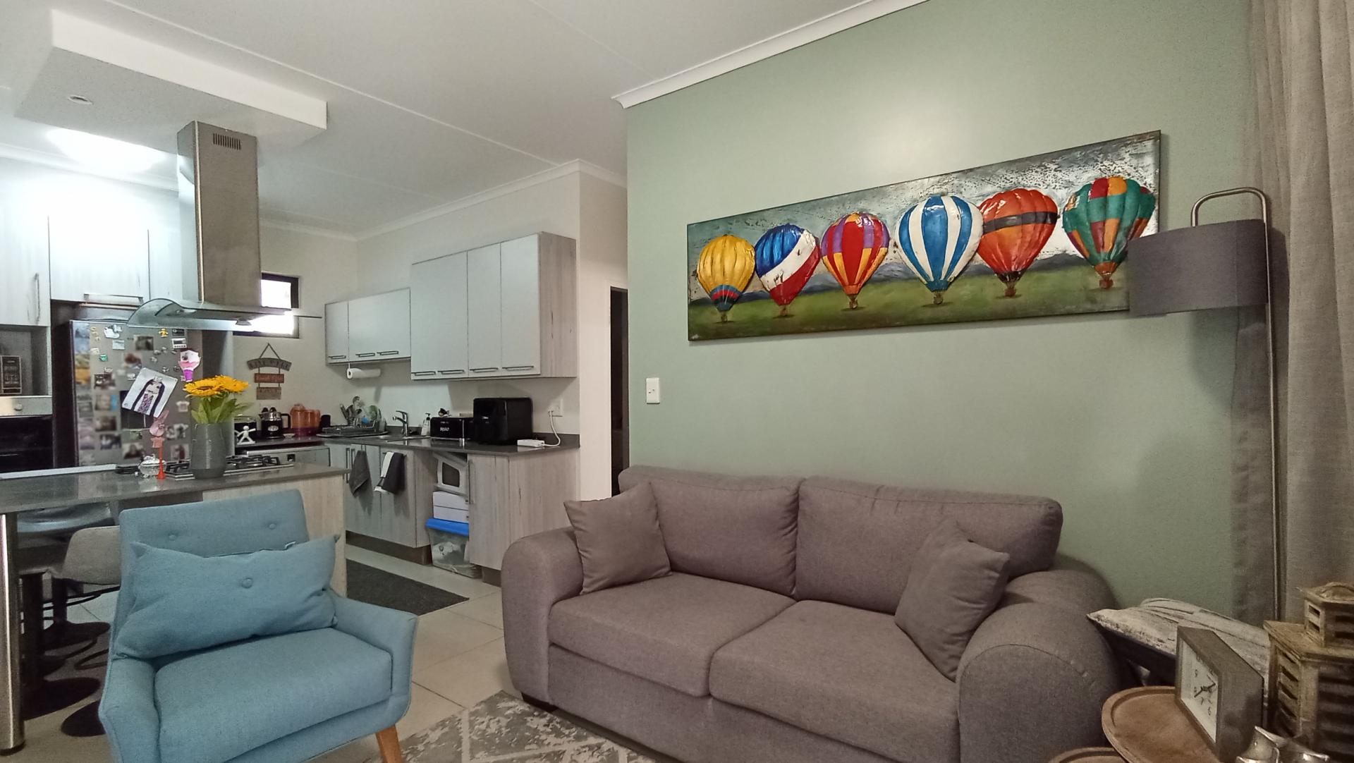 Lounges - 13 square meters of property in Erand Gardens