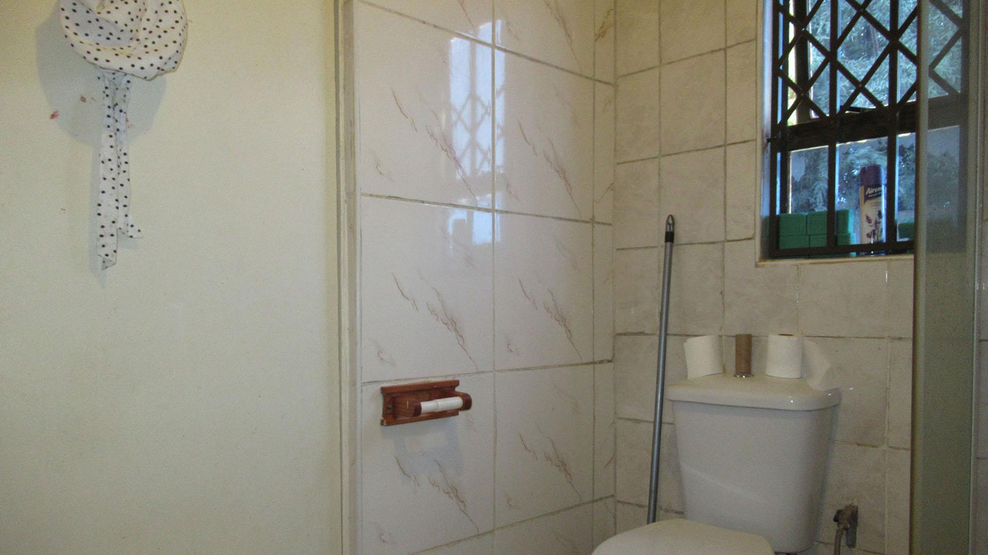 Bathroom 1 - 5 square meters of property in Glen Ridge (Gauteng - West)
