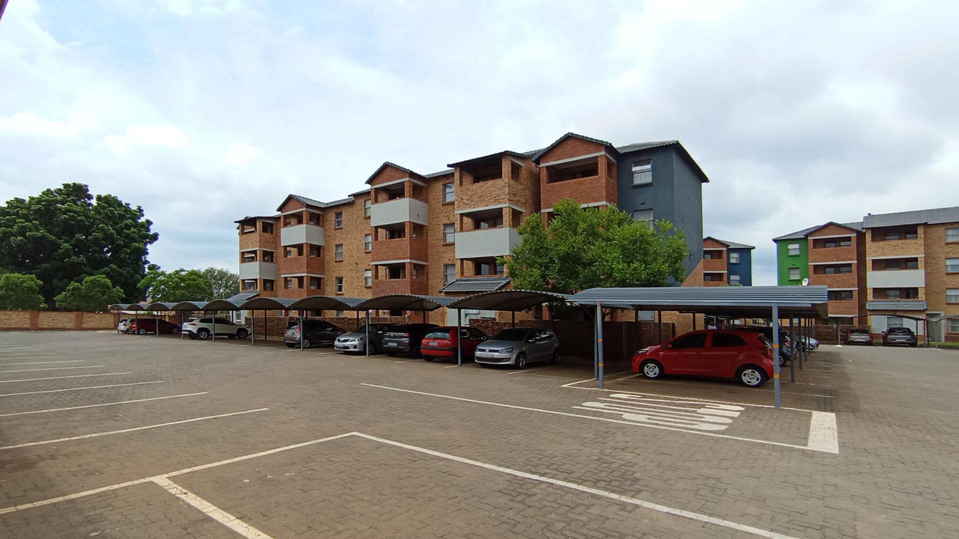 Front View of property in Heuweloord