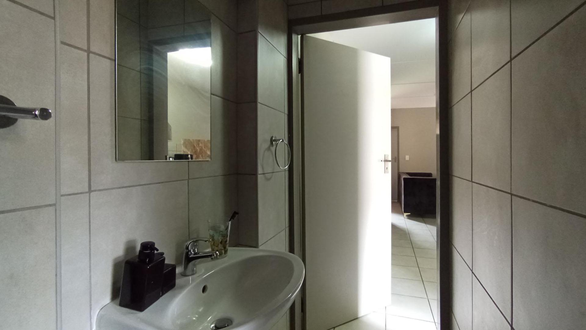 Bathroom 1 - 4 square meters of property in Heuweloord