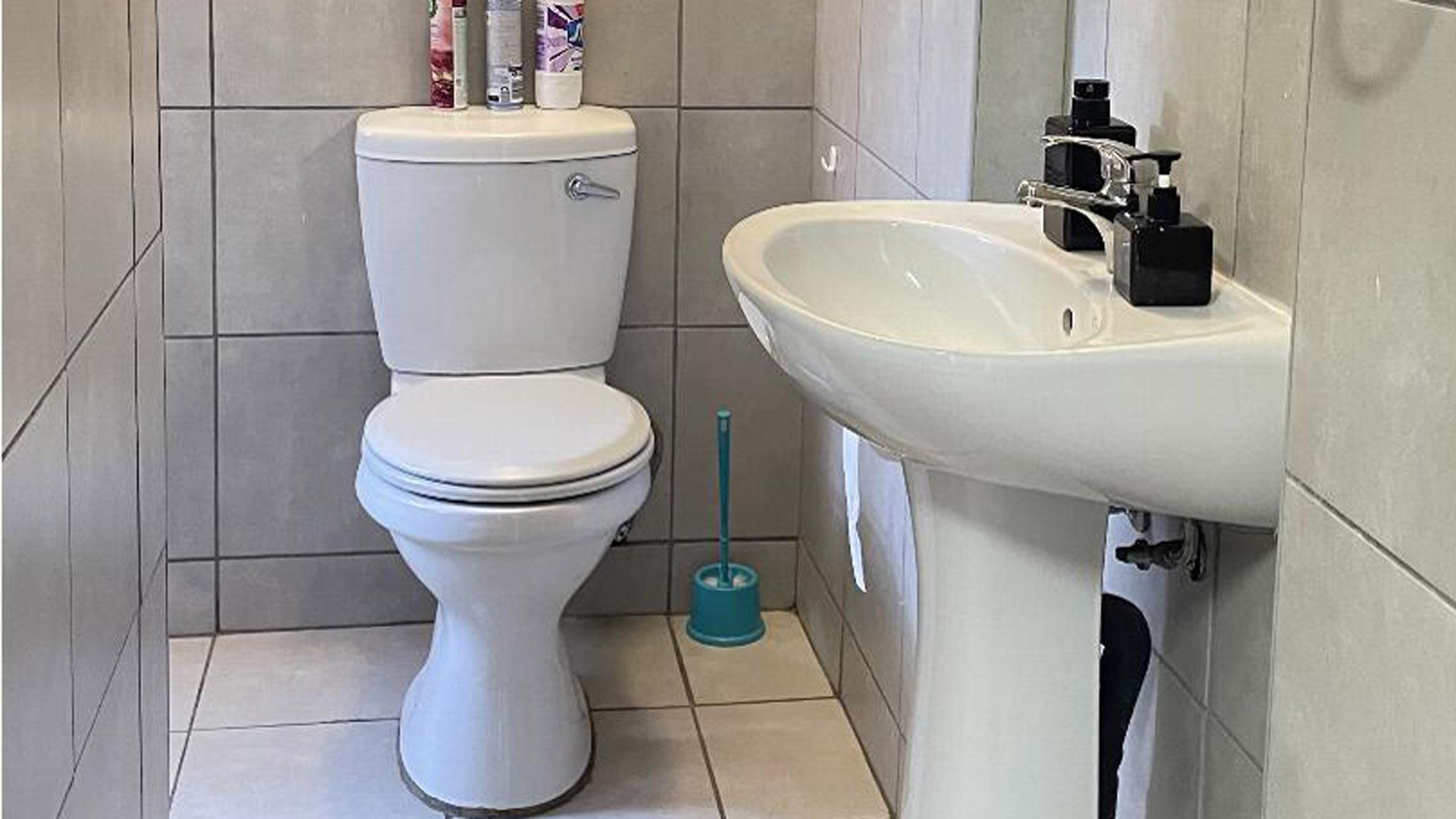 Bathroom 2 of property in Heuweloord