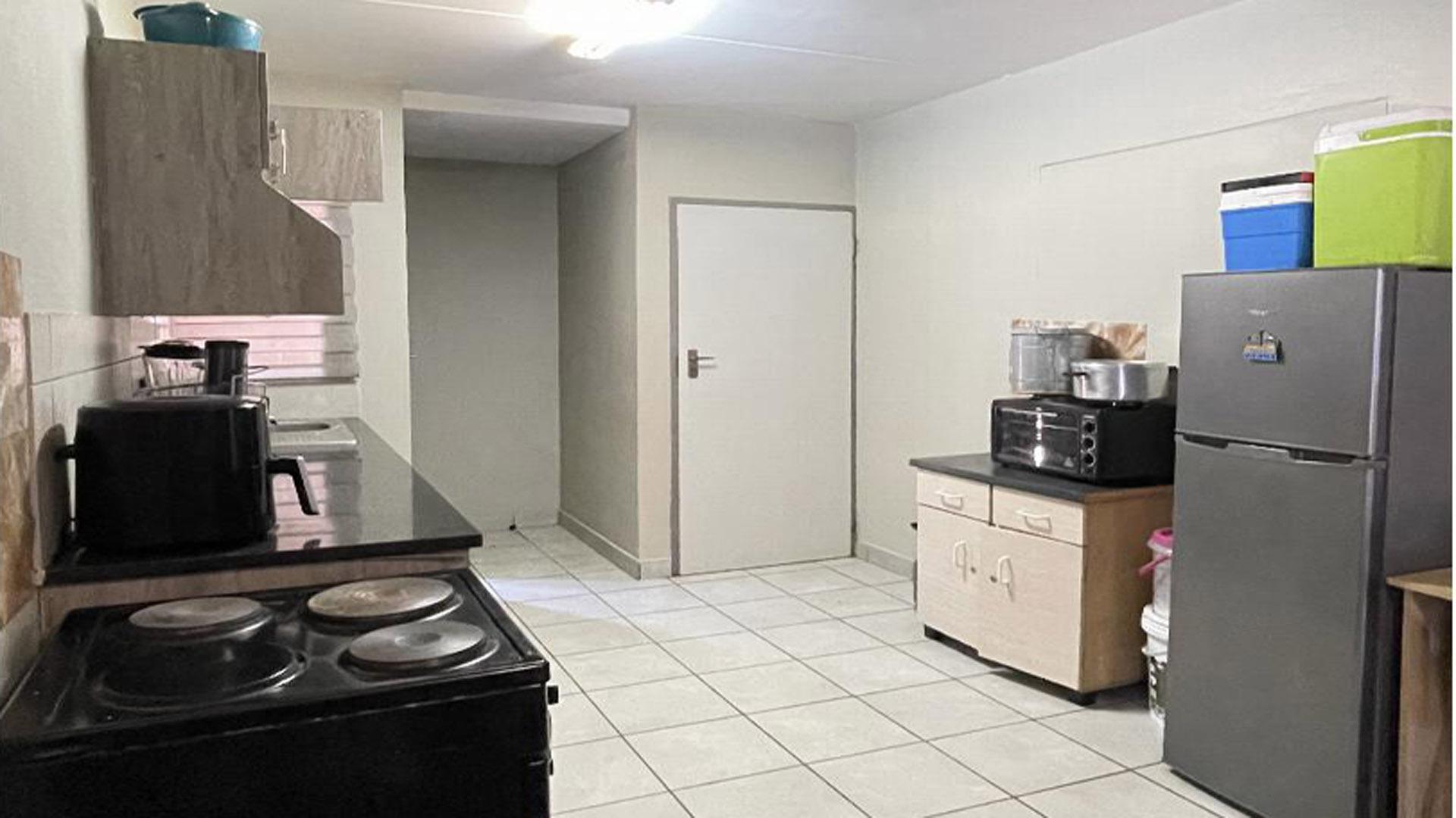 Kitchen - 12 square meters of property in Heuweloord