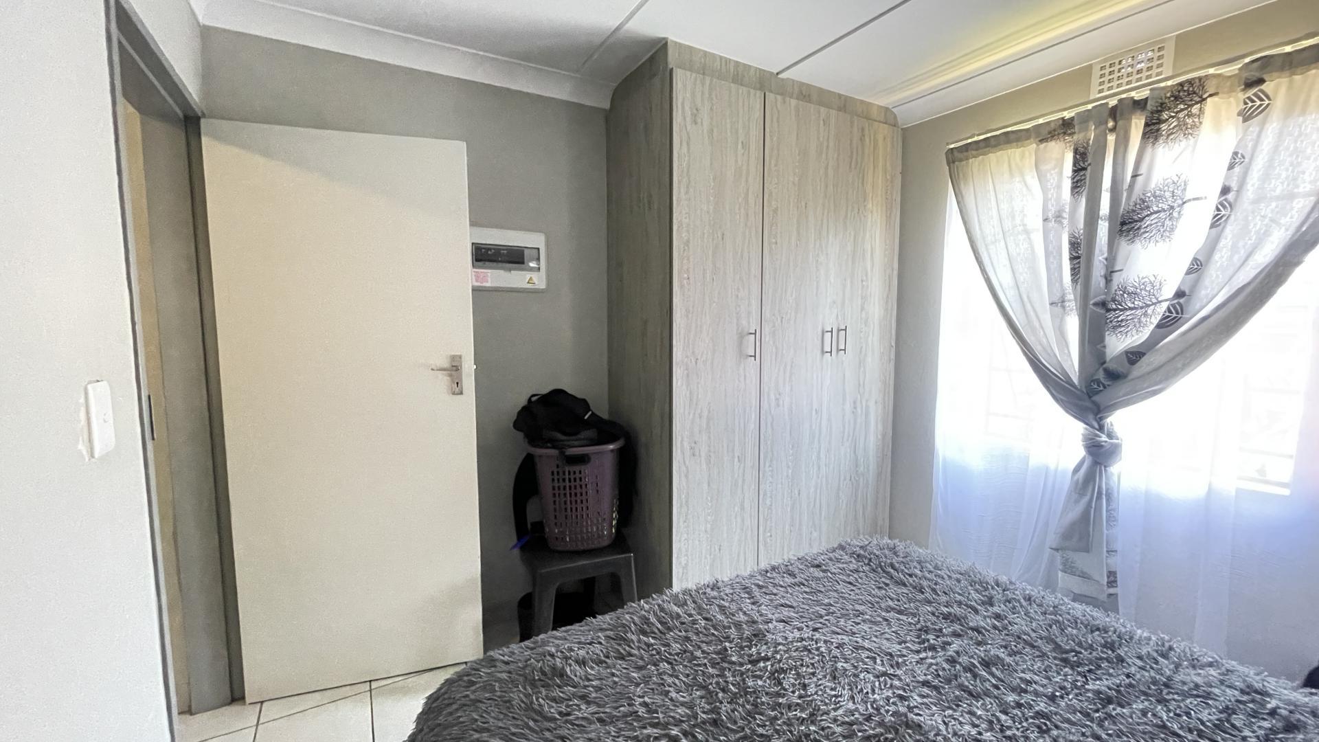 Bed Room 1 - 11 square meters of property in Heuweloord