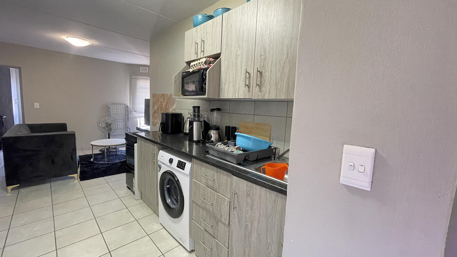 Kitchen - 12 square meters of property in Heuweloord