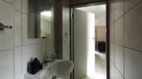 Bathroom 1 - 4 square meters of property in Heuweloord
