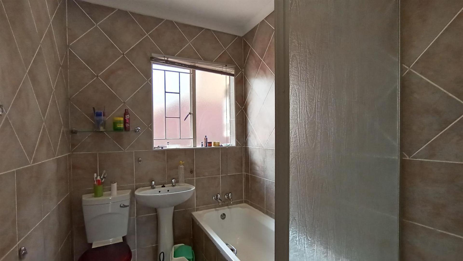 Bathroom 1 - 6 square meters of property in Terenure