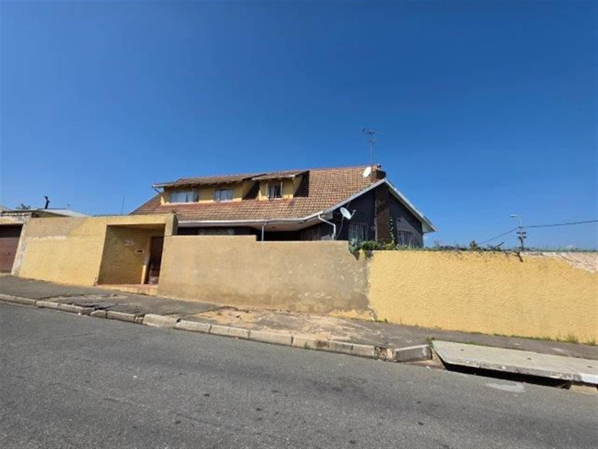 Front View of property in Orange Grove