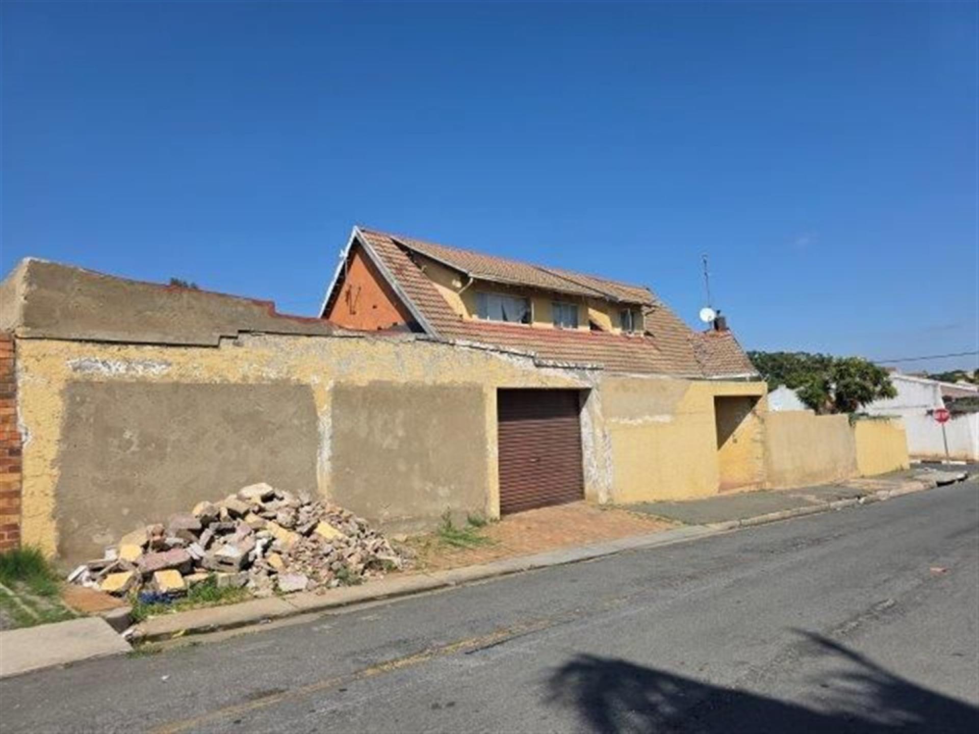 Front View of property in Orange Grove
