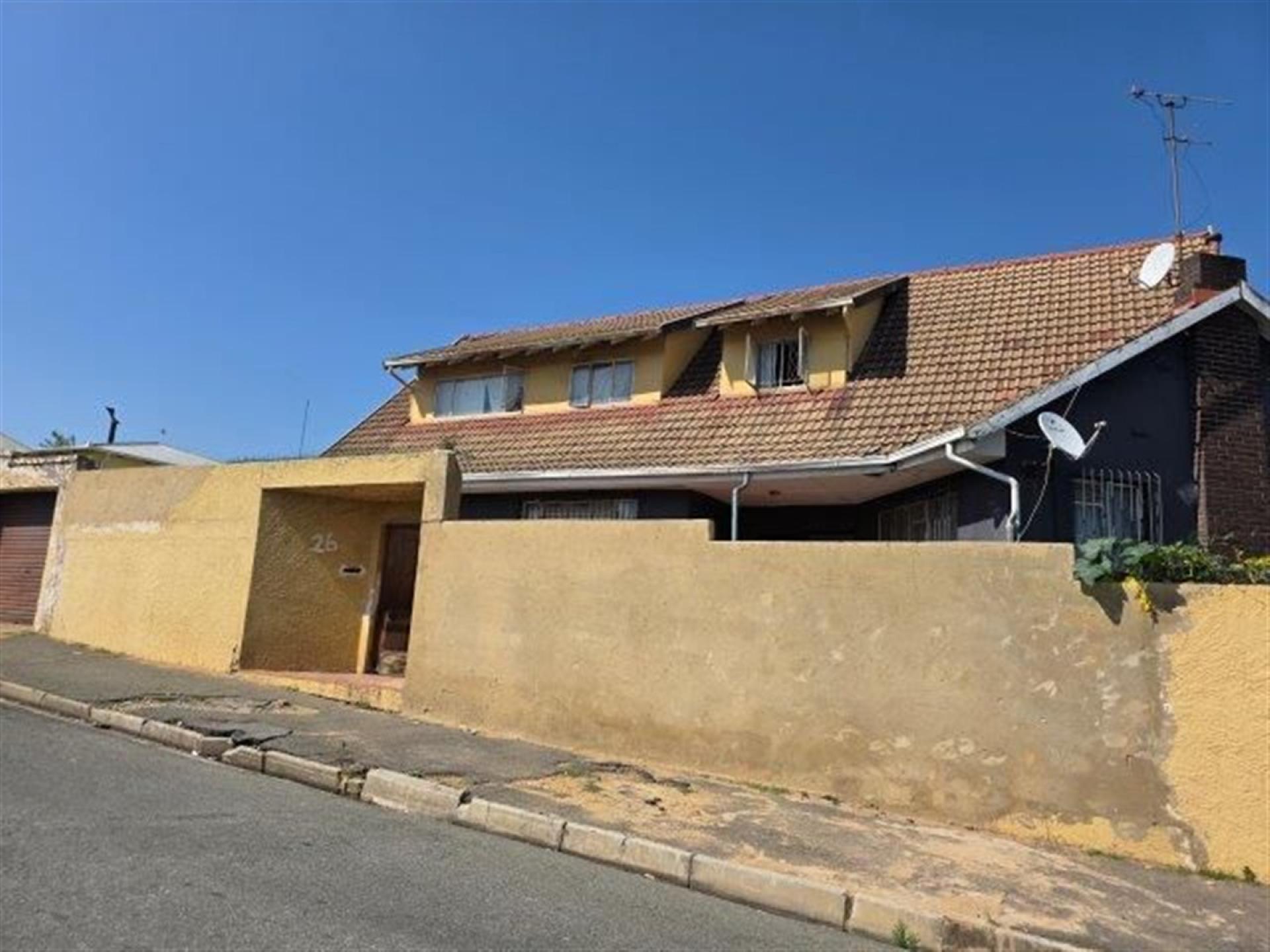 Front View of property in Orange Grove