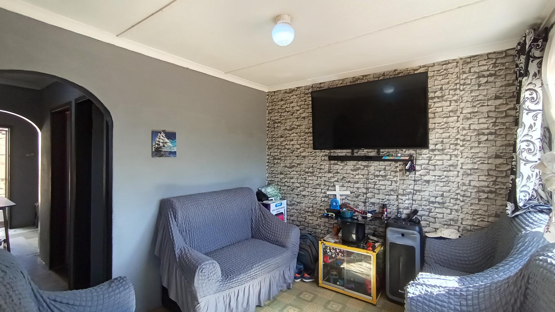 Lounges - 10 square meters of property in Trenance Manor