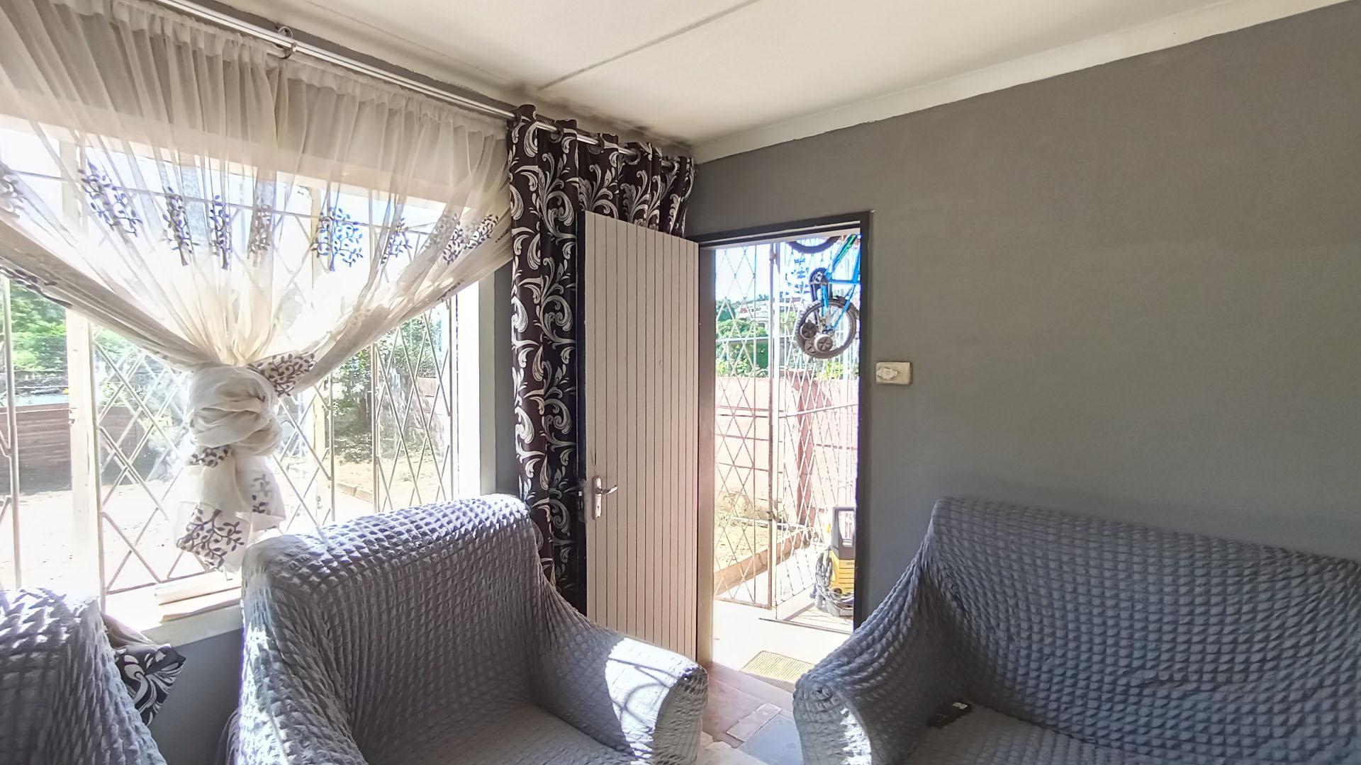 Lounges - 10 square meters of property in Trenance Manor
