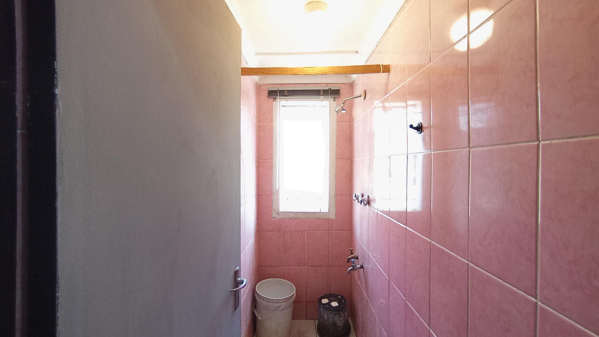 Bathroom 1 - 4 square meters of property in Trenance Manor