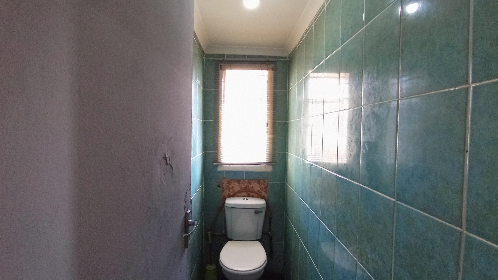 Bathroom 1 - 4 square meters of property in Trenance Manor