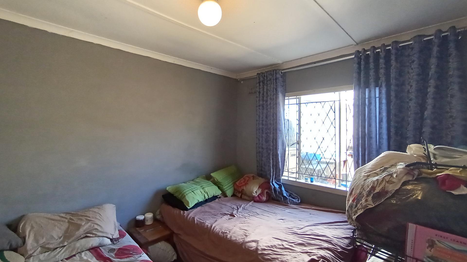 Bed Room 2 - 11 square meters of property in Trenance Manor