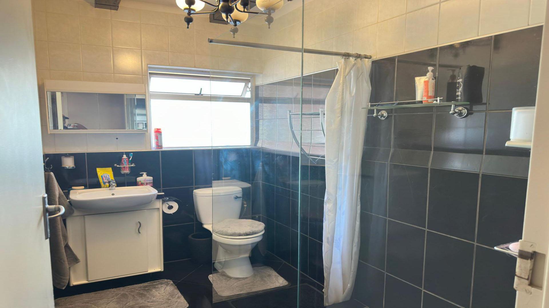 Bathroom 1 of property in Brackendowns