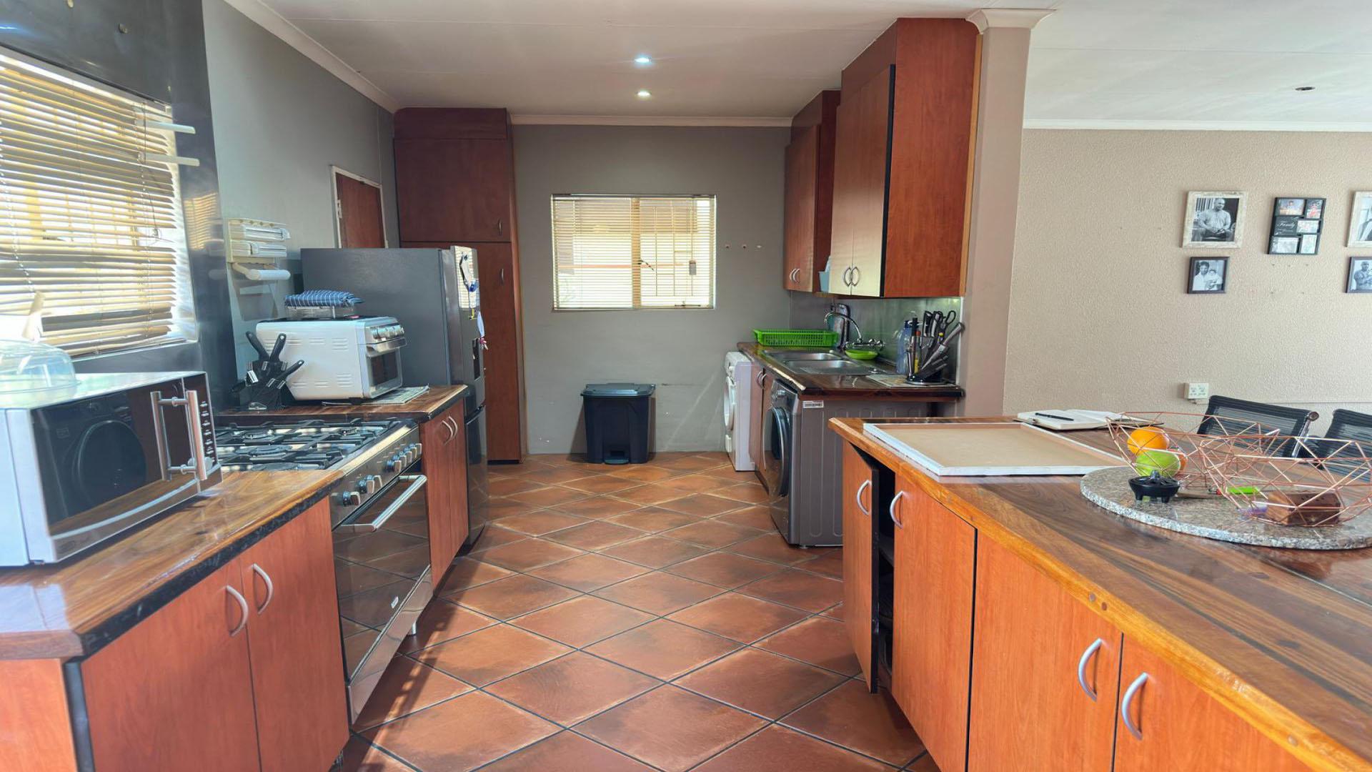 Kitchen of property in Brackendowns