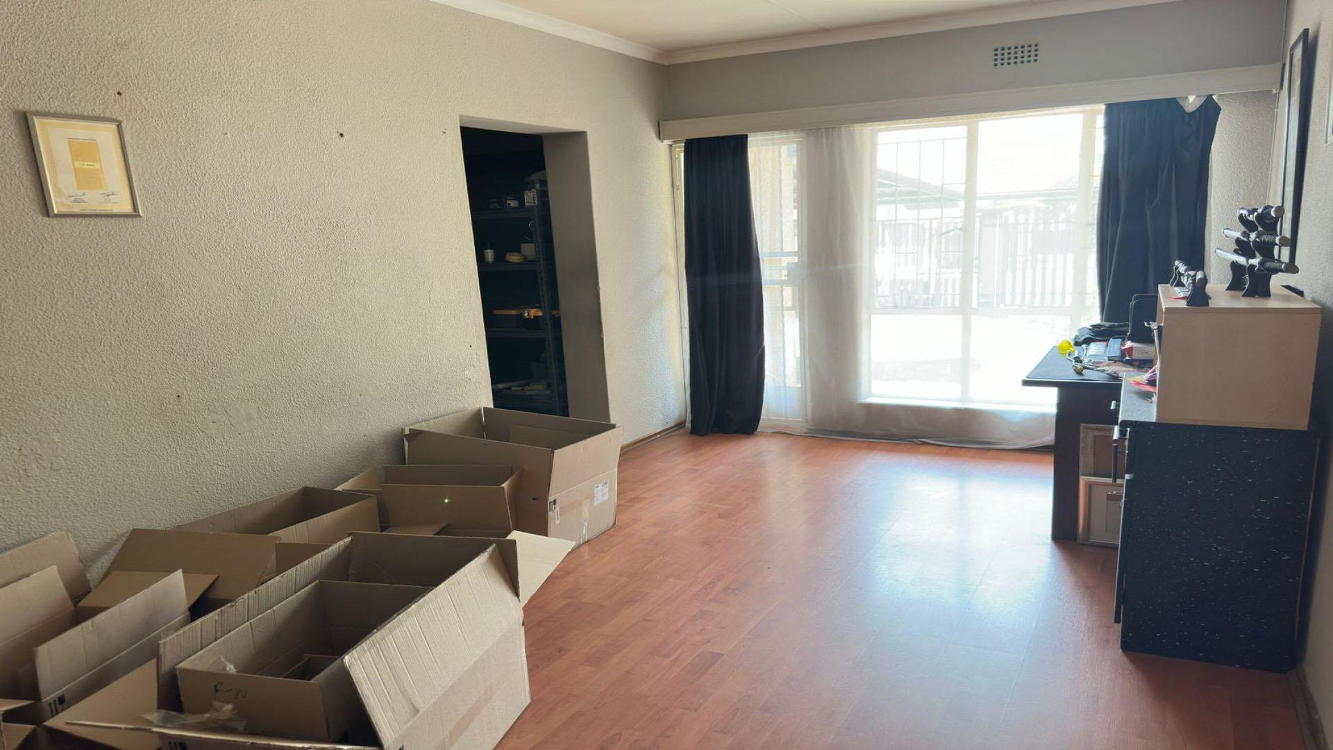 Main Bedroom of property in Brackendowns