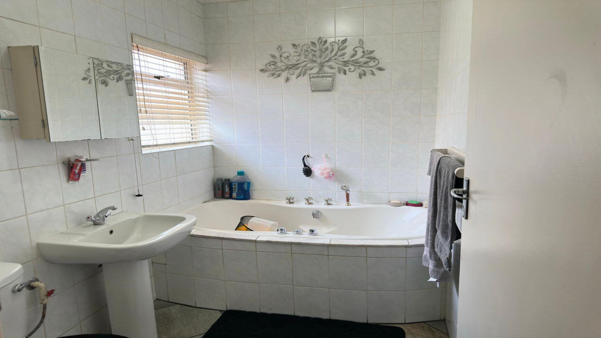 Bathroom 2 of property in Brackendowns