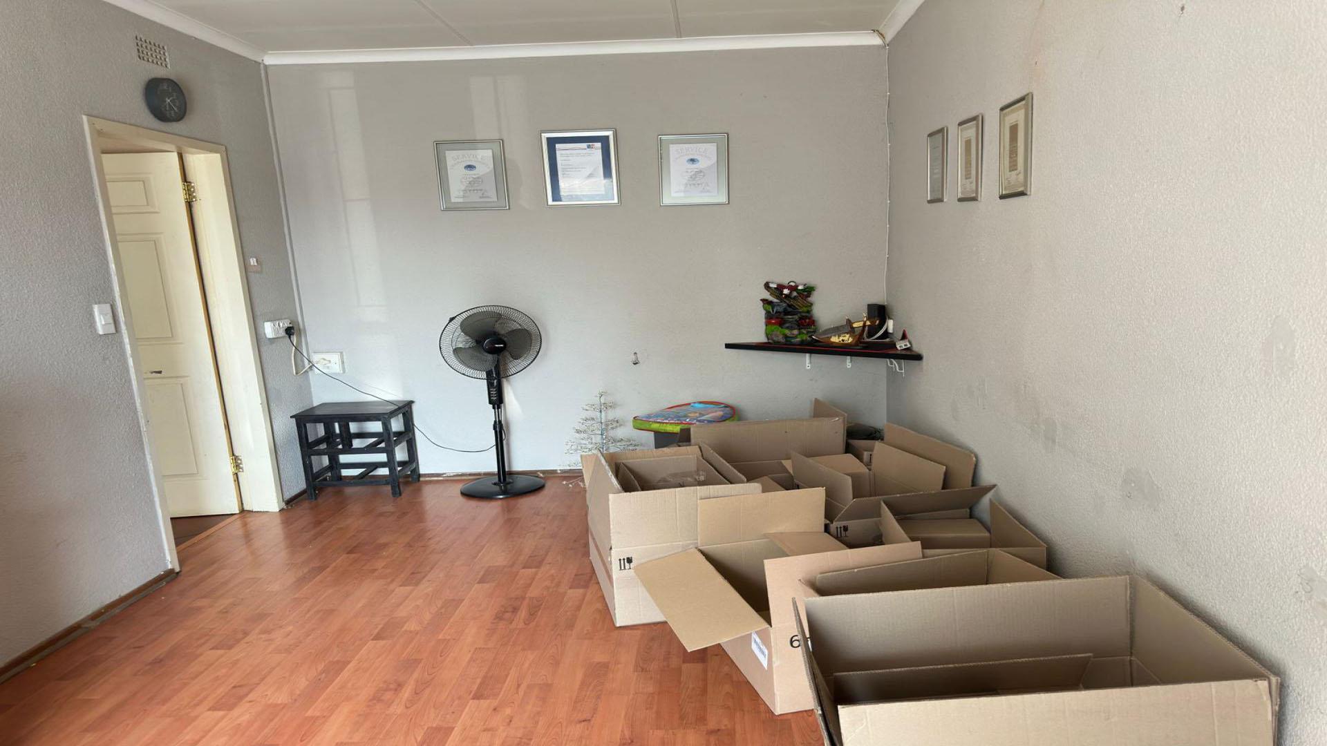 Main Bedroom of property in Brackendowns