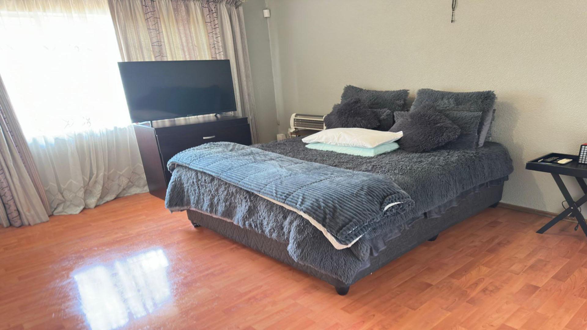 Bed Room 1 of property in Brackendowns