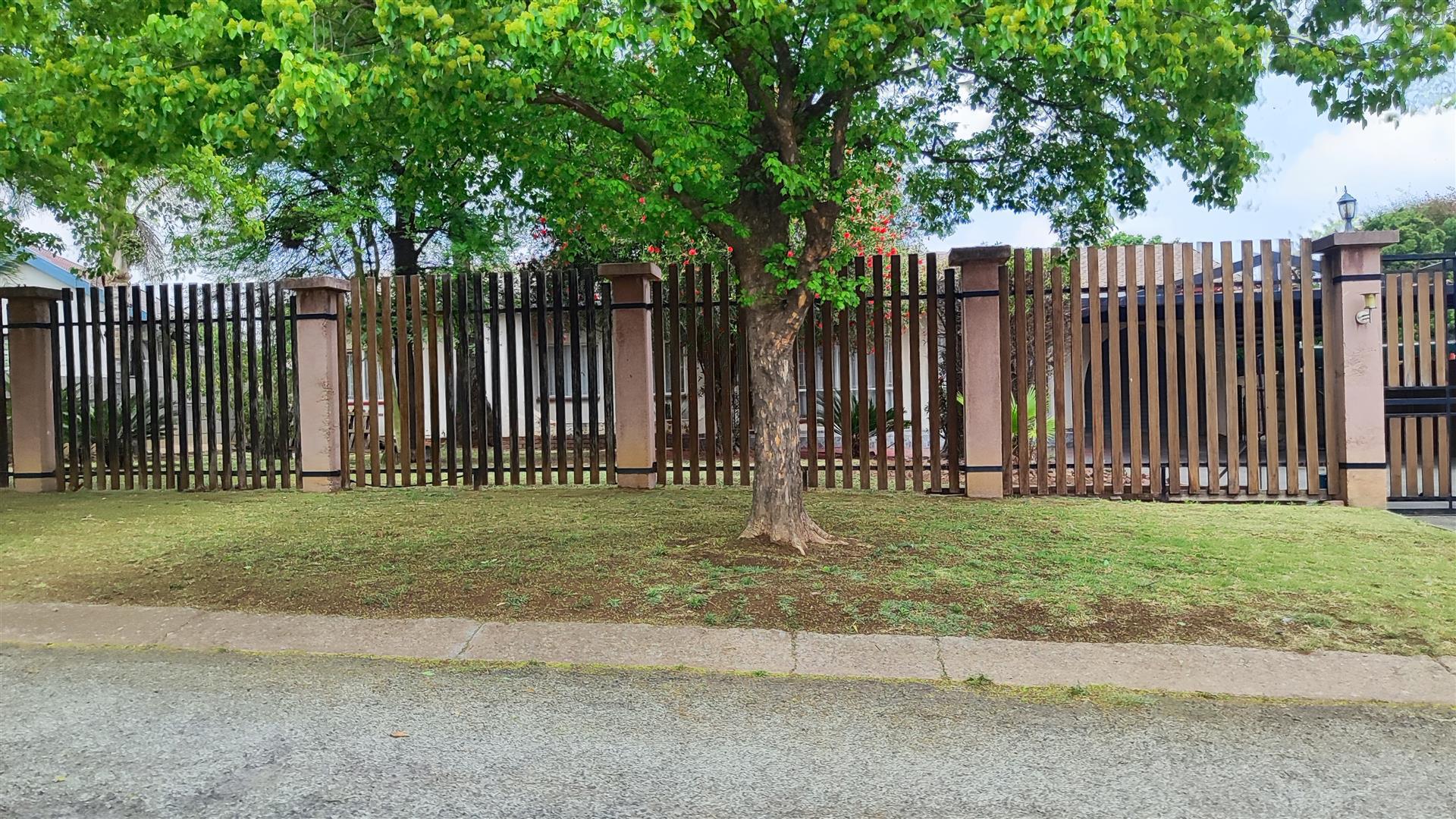 Front View of property in Brackendowns