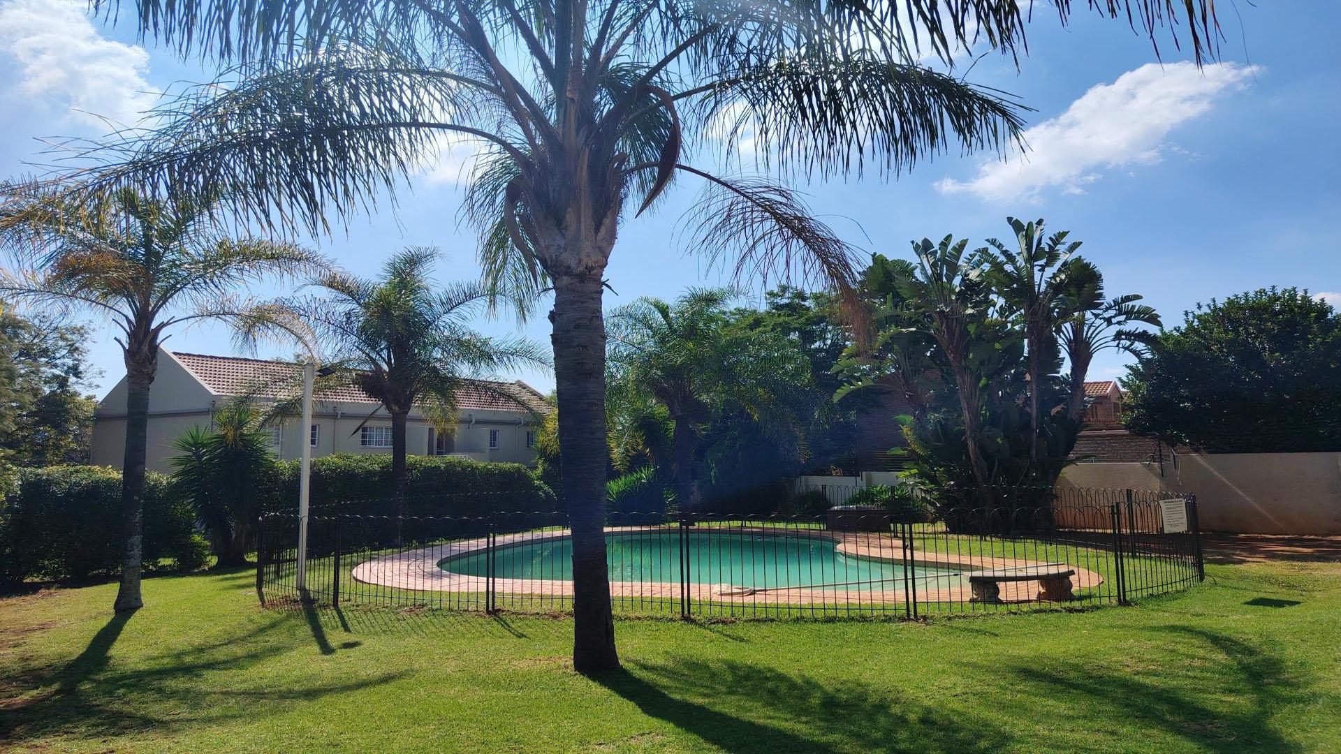 Swimming Pool of property in Faerie Glen