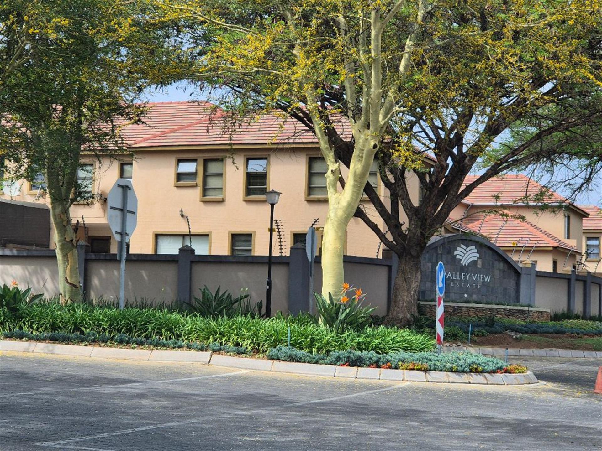 Front View of property in Centurion Central