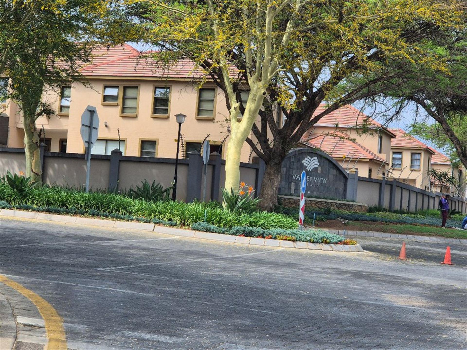 Front View of property in Centurion Central
