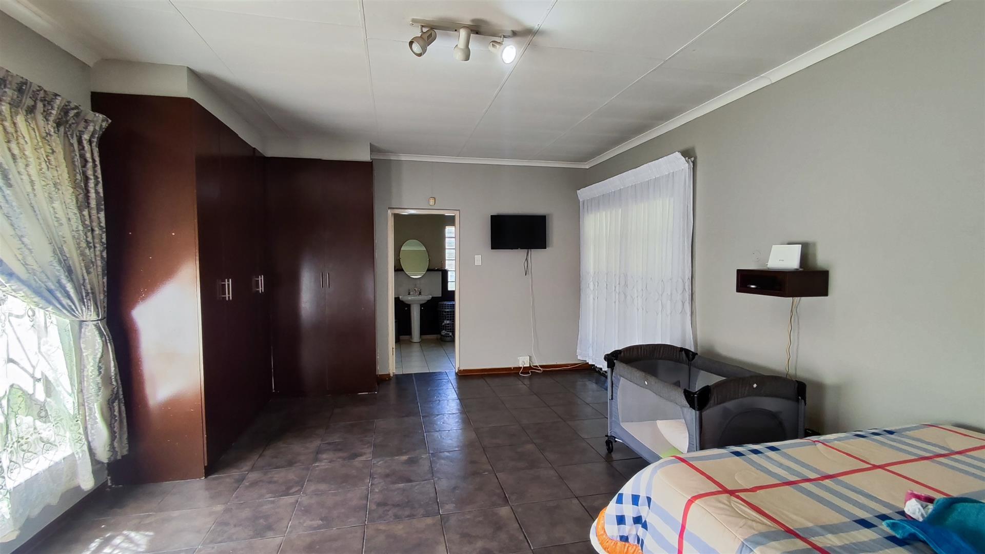 Main Bedroom - 17 square meters of property in Freeway Park