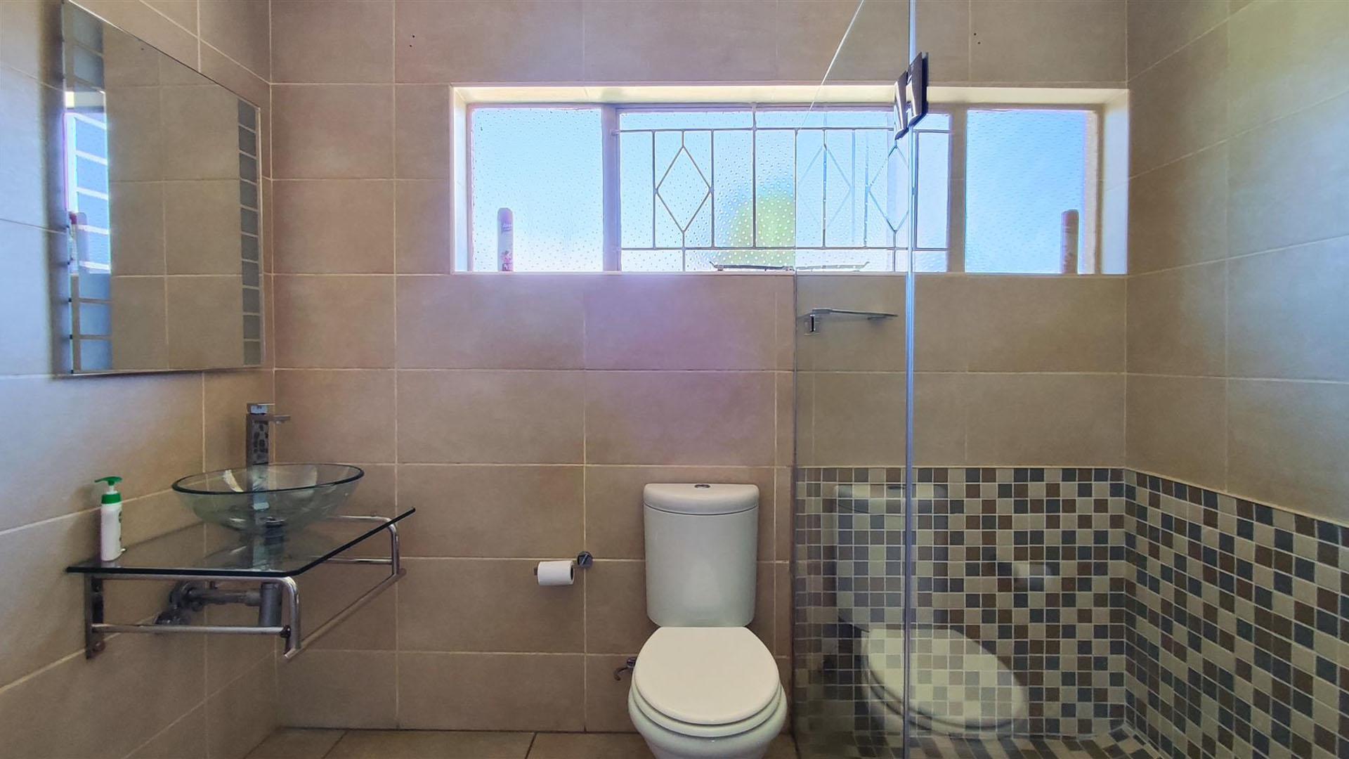 Bathroom 2 - 8 square meters of property in Freeway Park