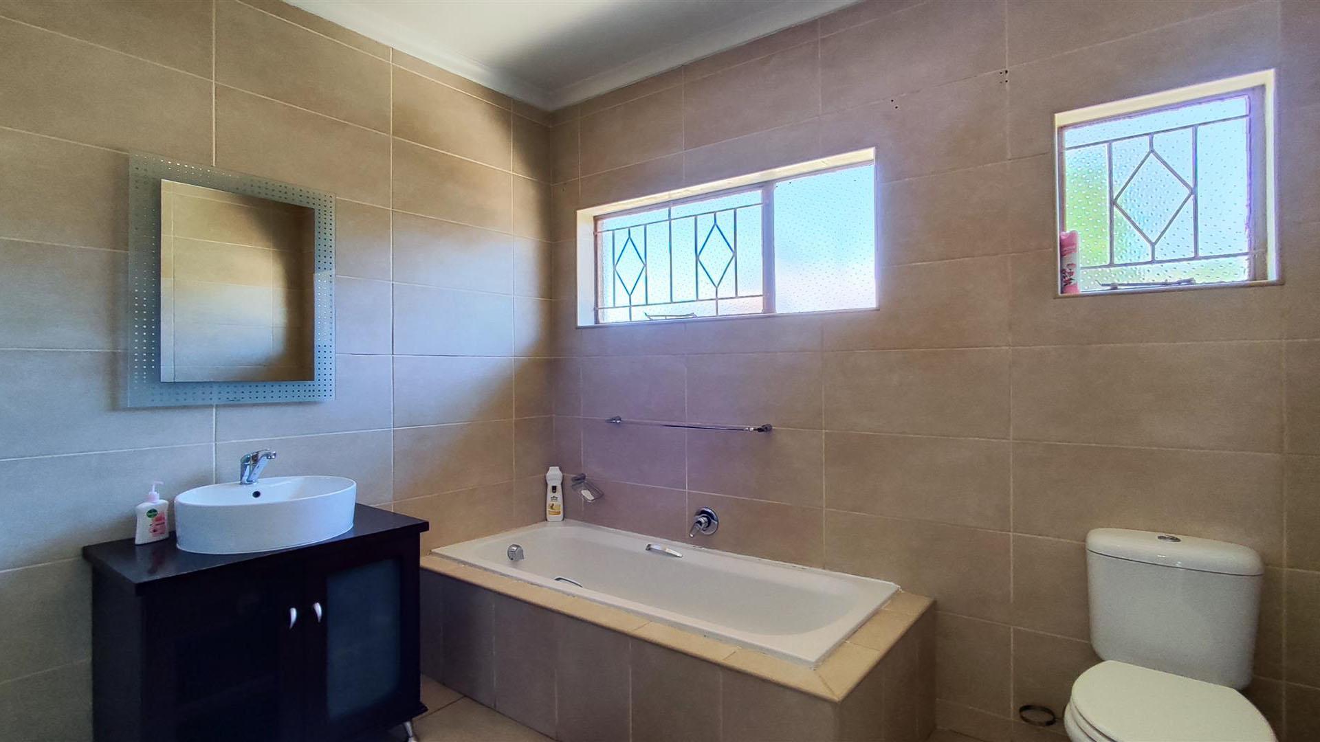 Bathroom 1 - 13 square meters of property in Freeway Park