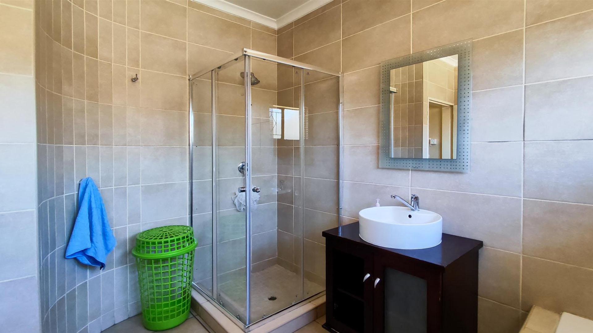 Bathroom 1 - 13 square meters of property in Freeway Park