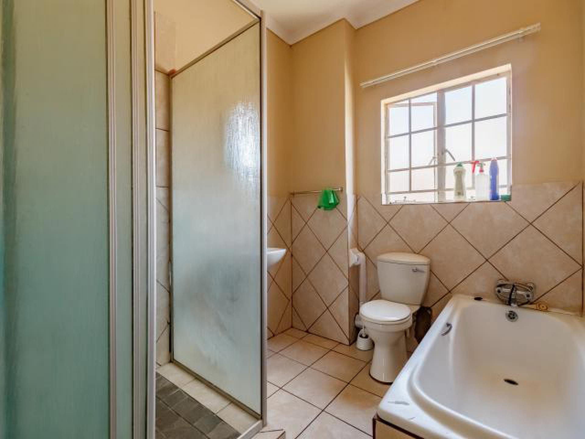 Bathroom 1 of property in Erand Gardens