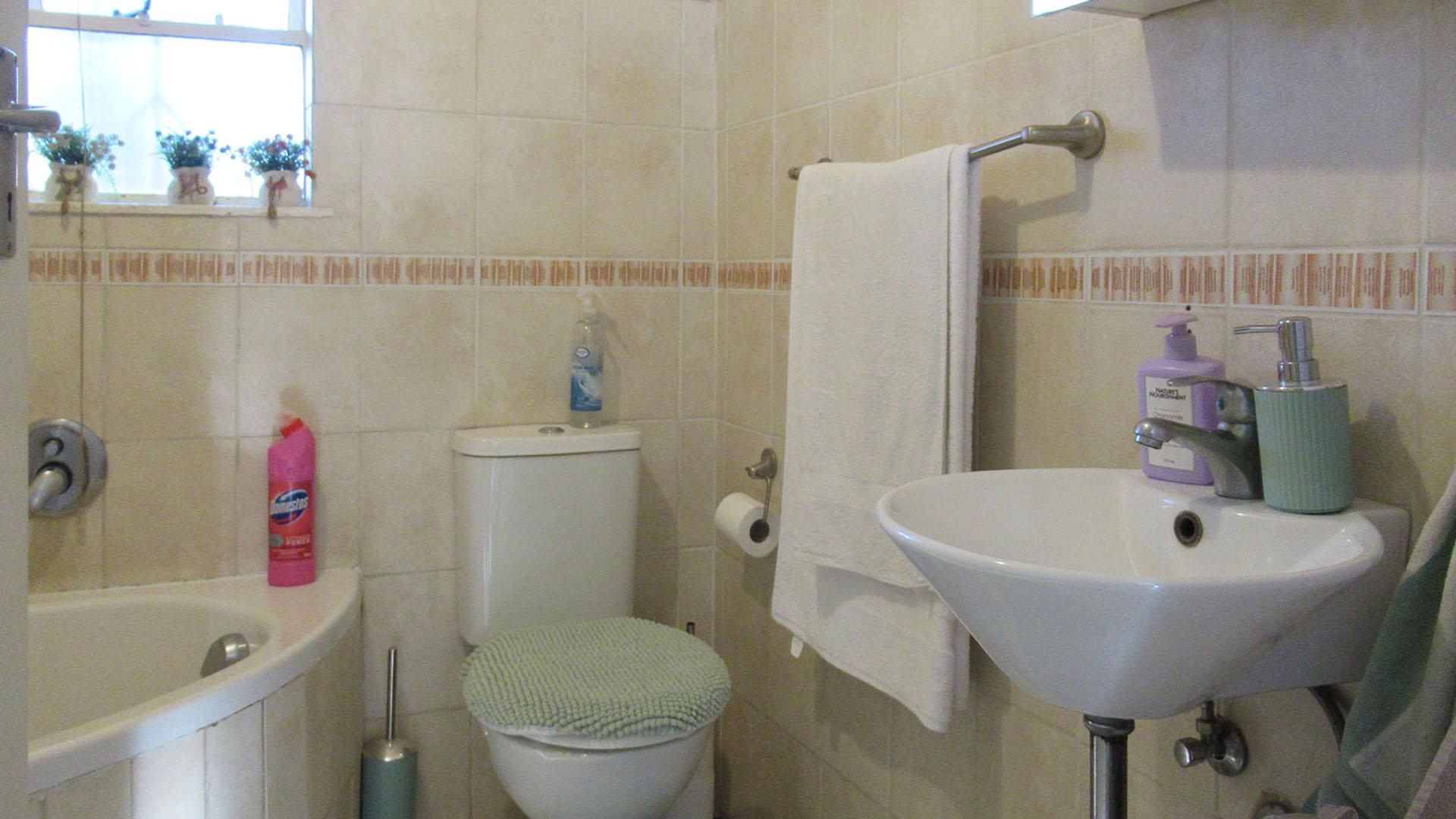 Bathroom 1 - 4 square meters of property in Bryanston