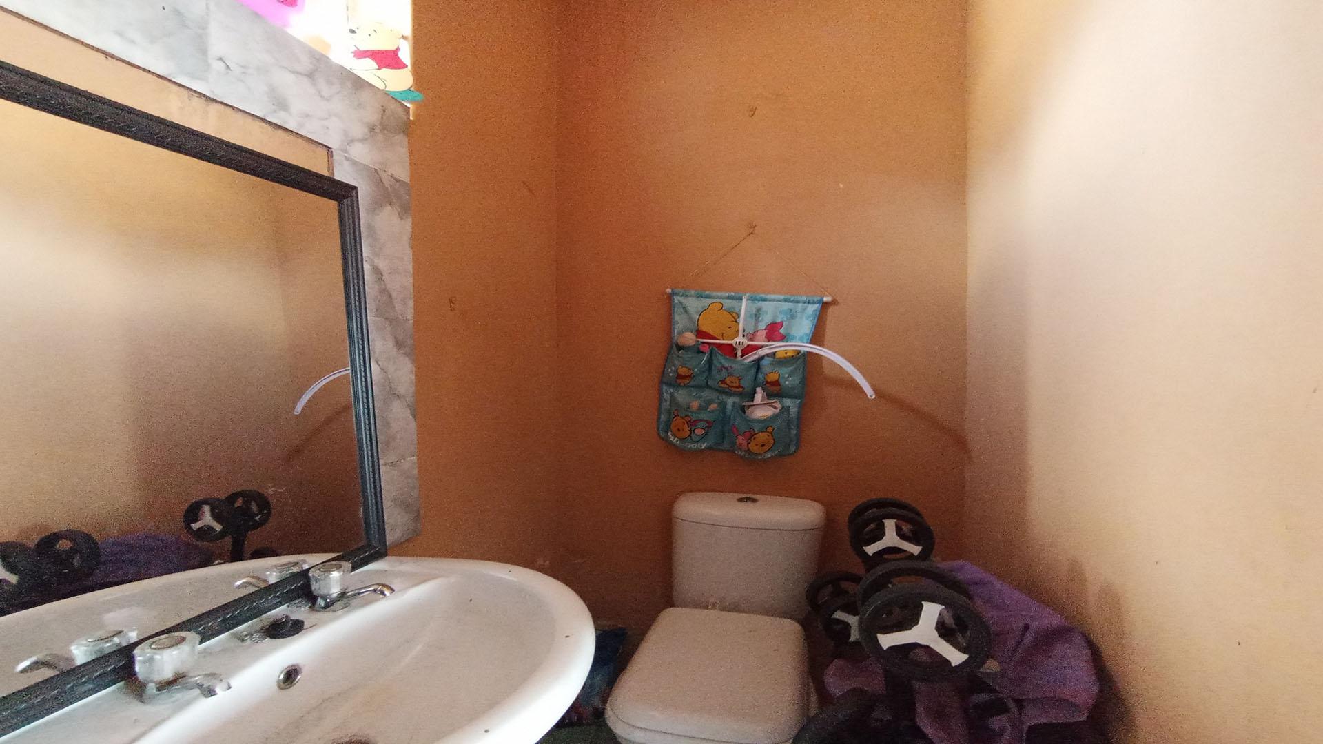 Bathroom 1 - 5 square meters of property in Strydompark