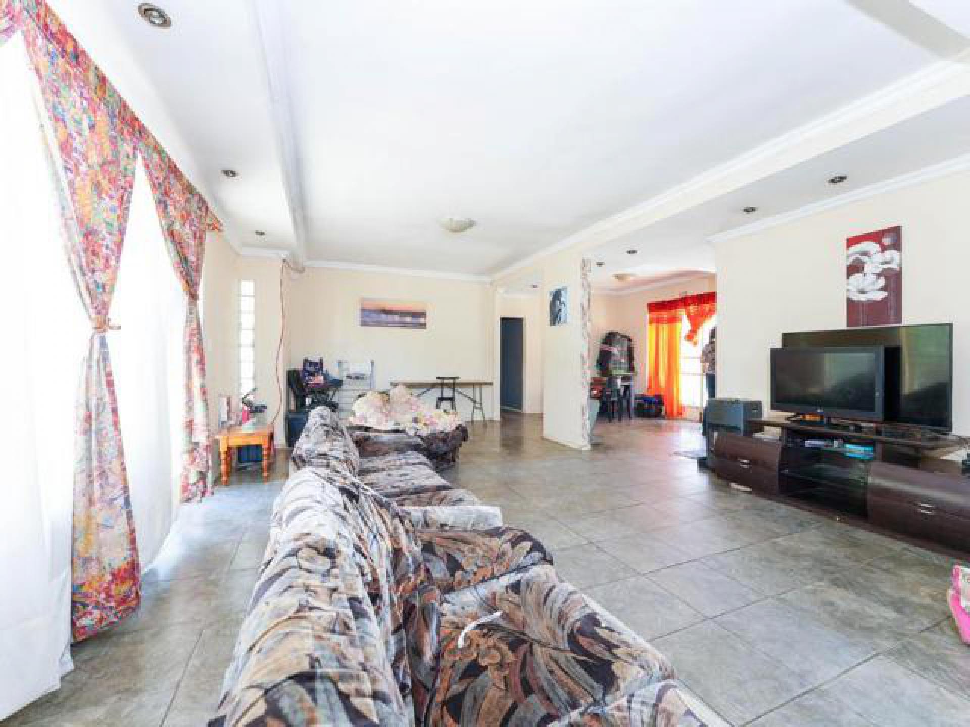 Lounges - 34 square meters of property in Strydompark