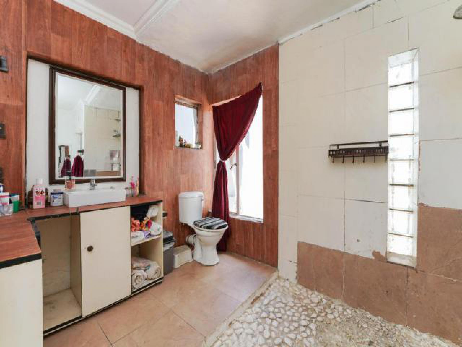 Main Bathroom - 14 square meters of property in Strydompark