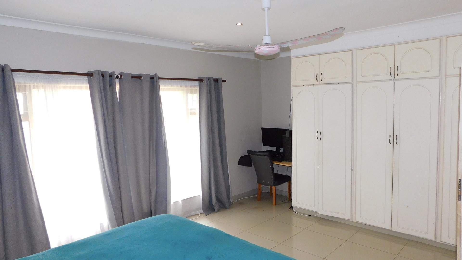 Main Bedroom - 26 square meters of property in Scottburgh South