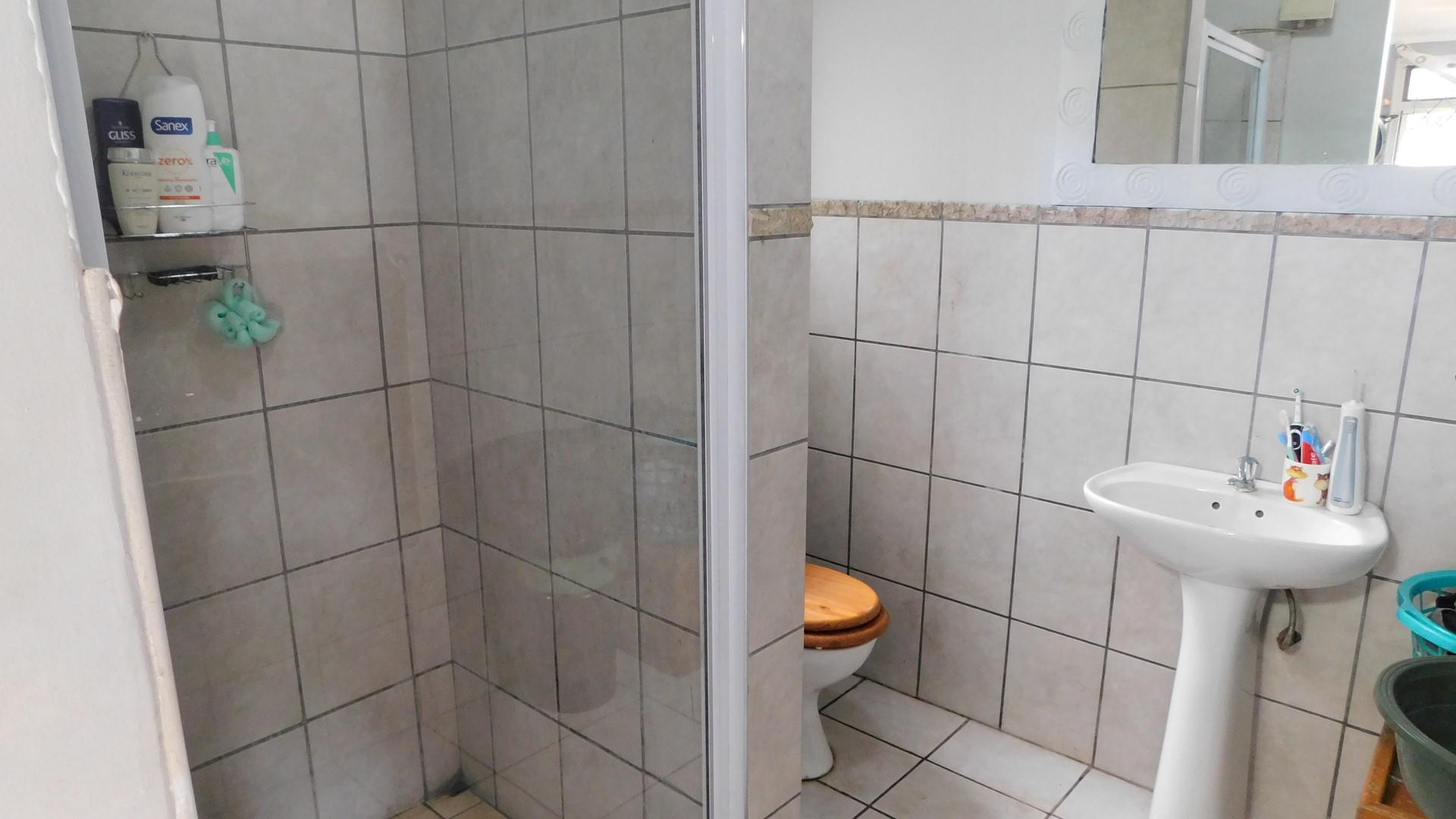 Bathroom 1 - 13 square meters of property in Scottburgh South
