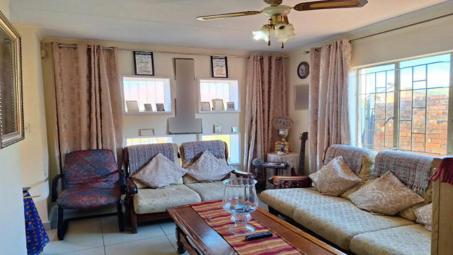 Lounges of property in Eersterust