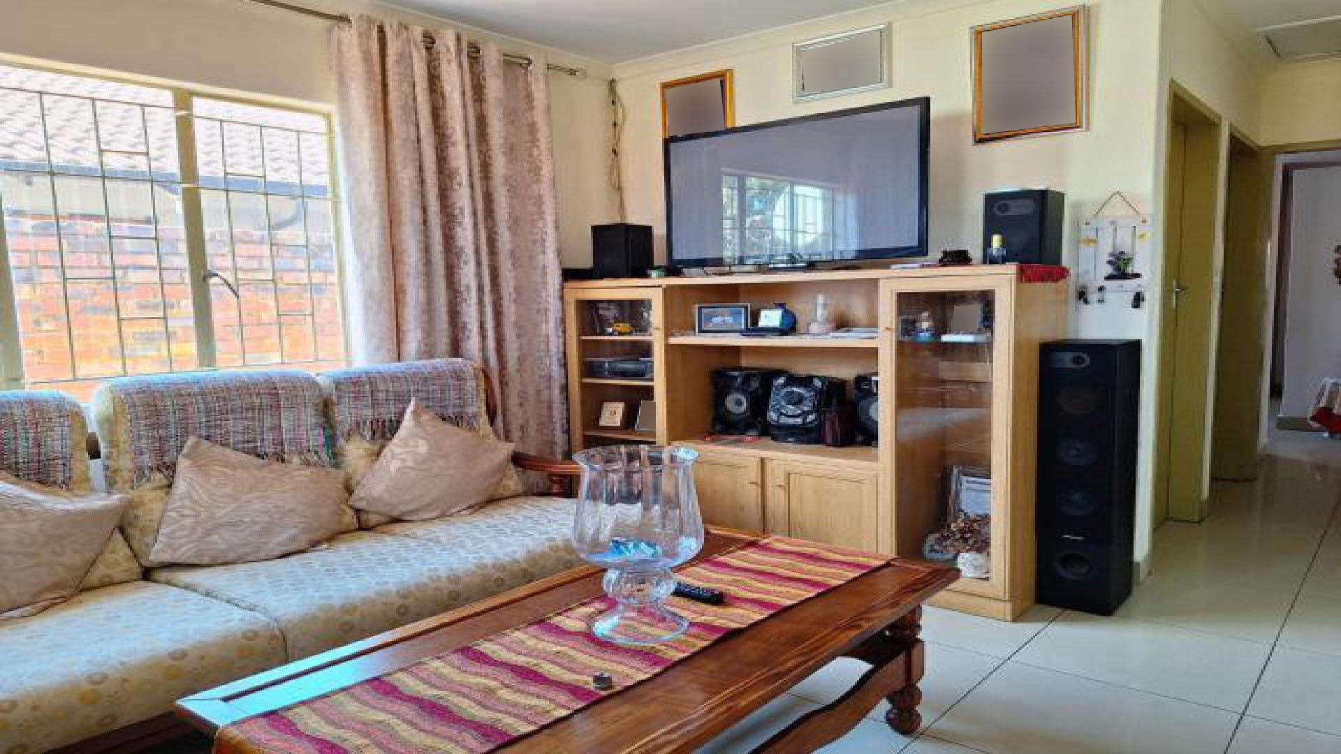 Lounges of property in Eersterust