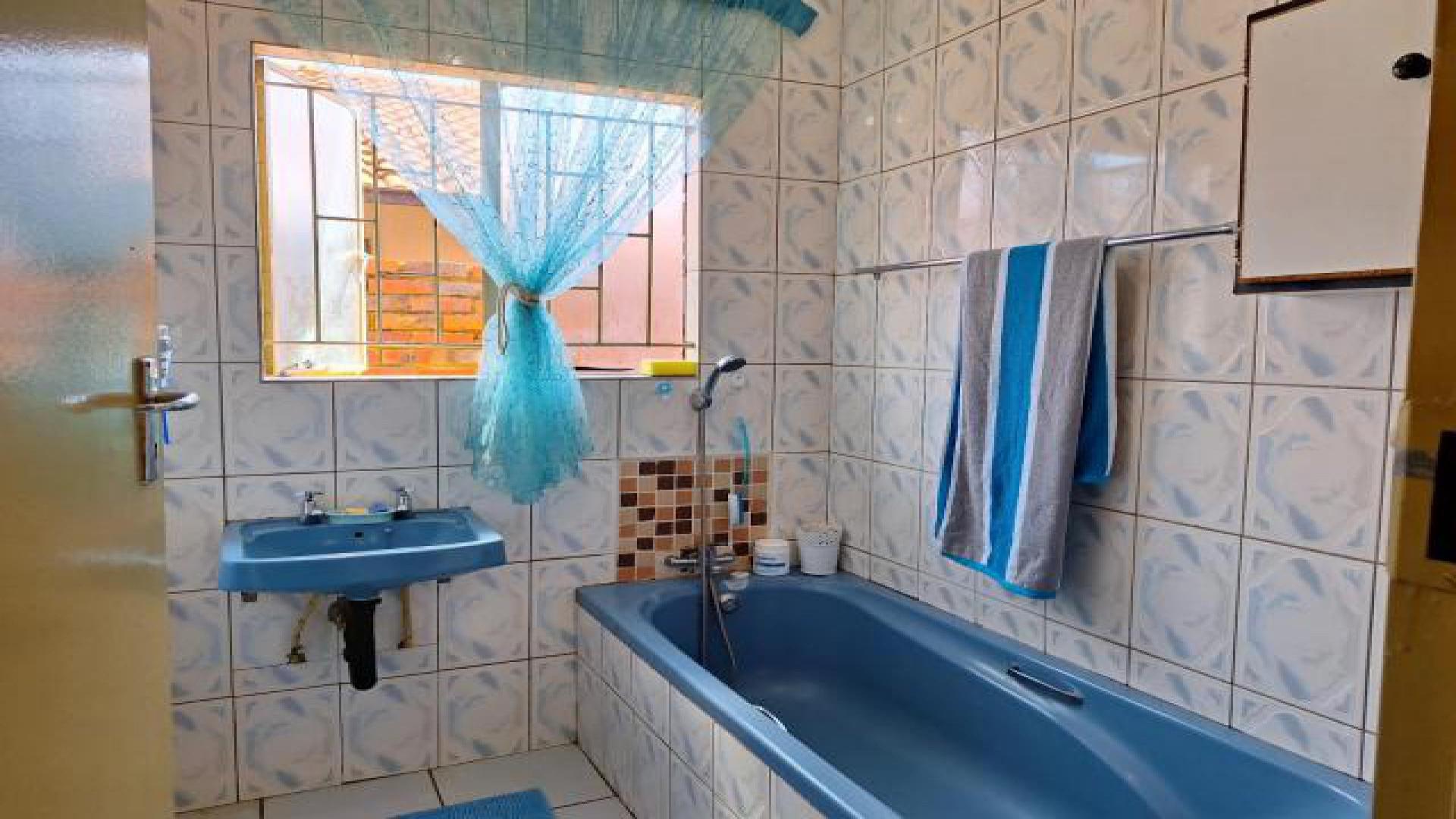 Bathroom 2 of property in Eersterust