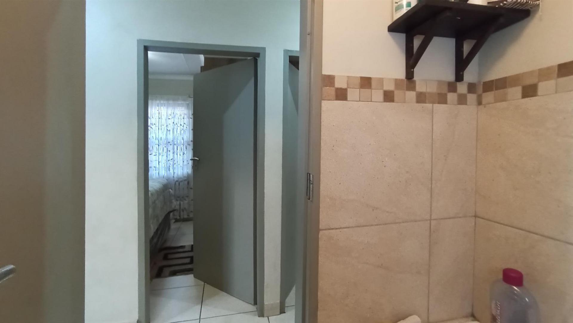 Bathroom 2 - 4 square meters of property in Albertsdal