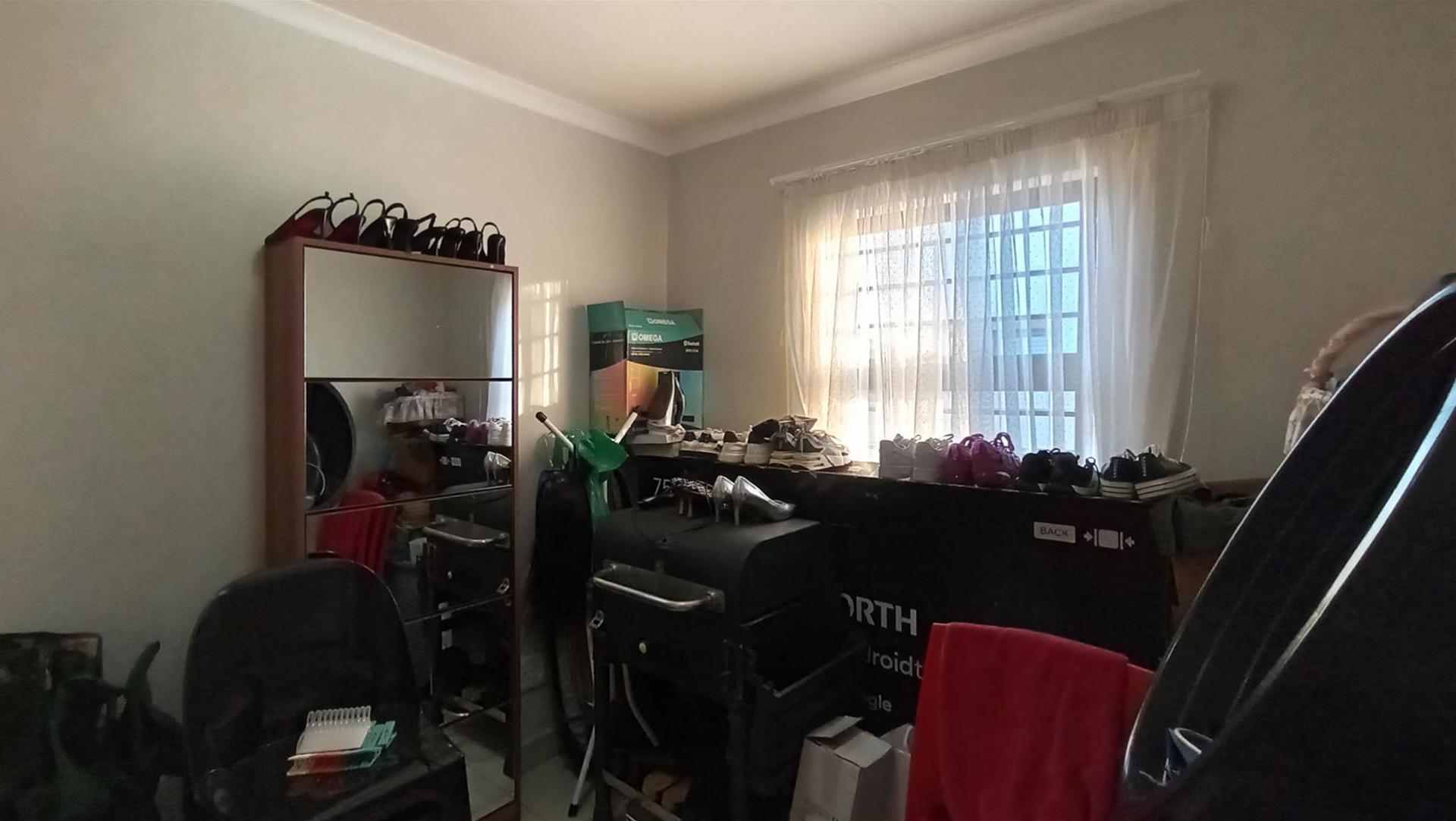 Bed Room 1 - 9 square meters of property in Albertsdal