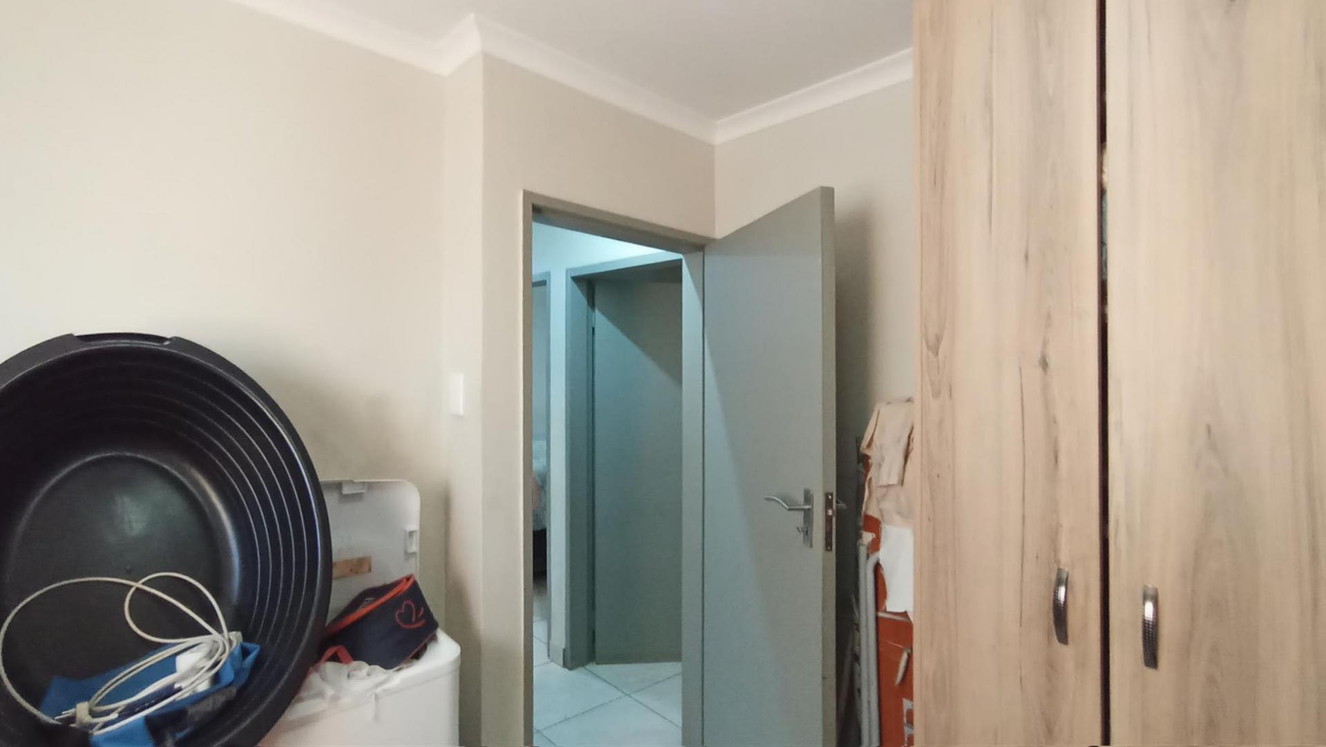 Bed Room 1 - 9 square meters of property in Albertsdal