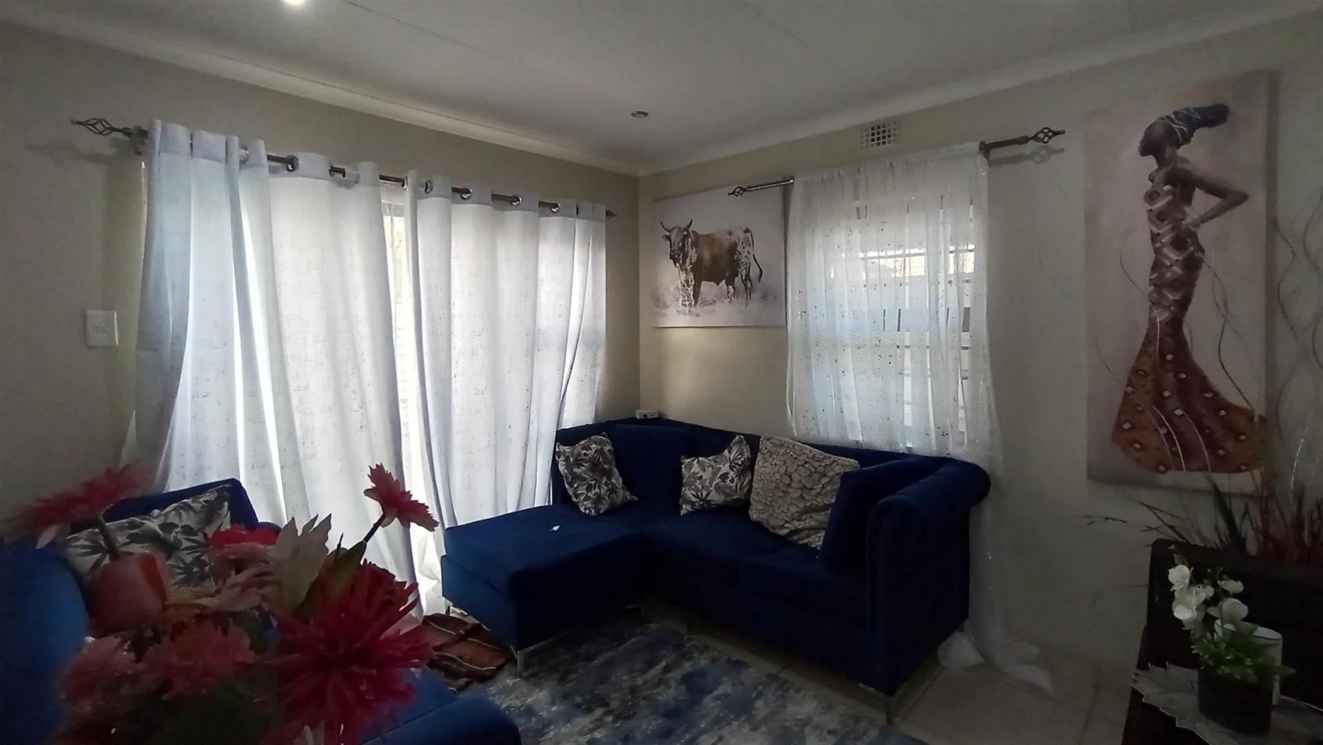 Lounges - 12 square meters of property in Albertsdal