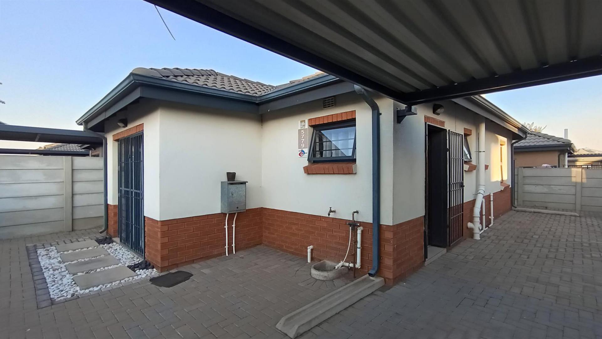 Front View of property in Albertsdal